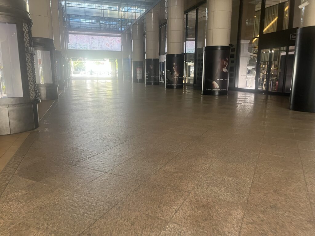 朝8時、人通りのない銀座・阪急メンズ館前の様子