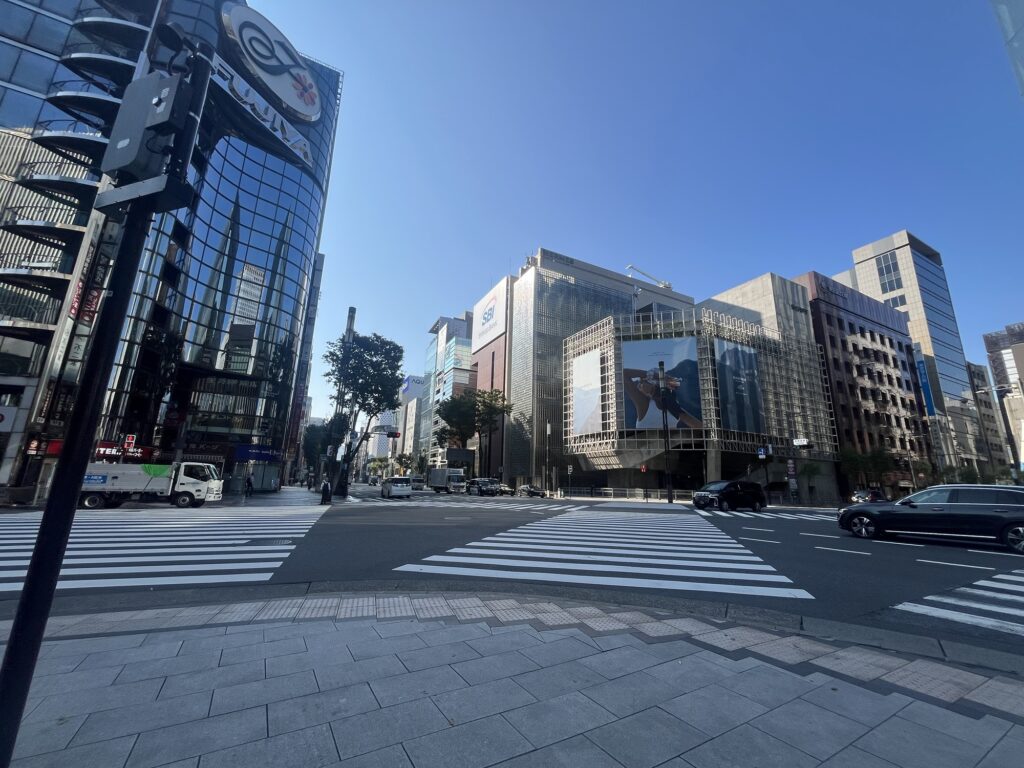 朝8時、交通量の少ない銀座・不二家レストラン前の様子