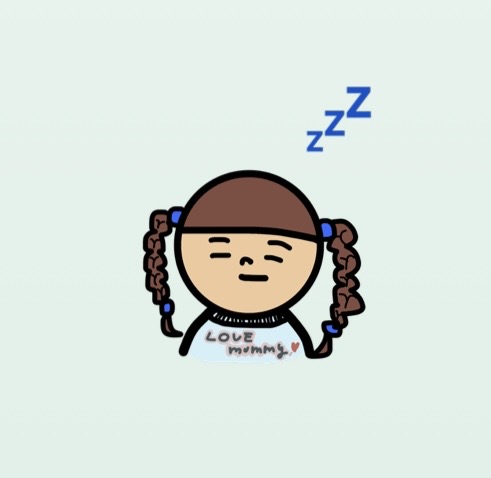 子がめのために自作したイラスト。三つ編みの髪に「LOVE mommy」と書かれたTシャツを着た、目を閉じた笑顔のキャラクター