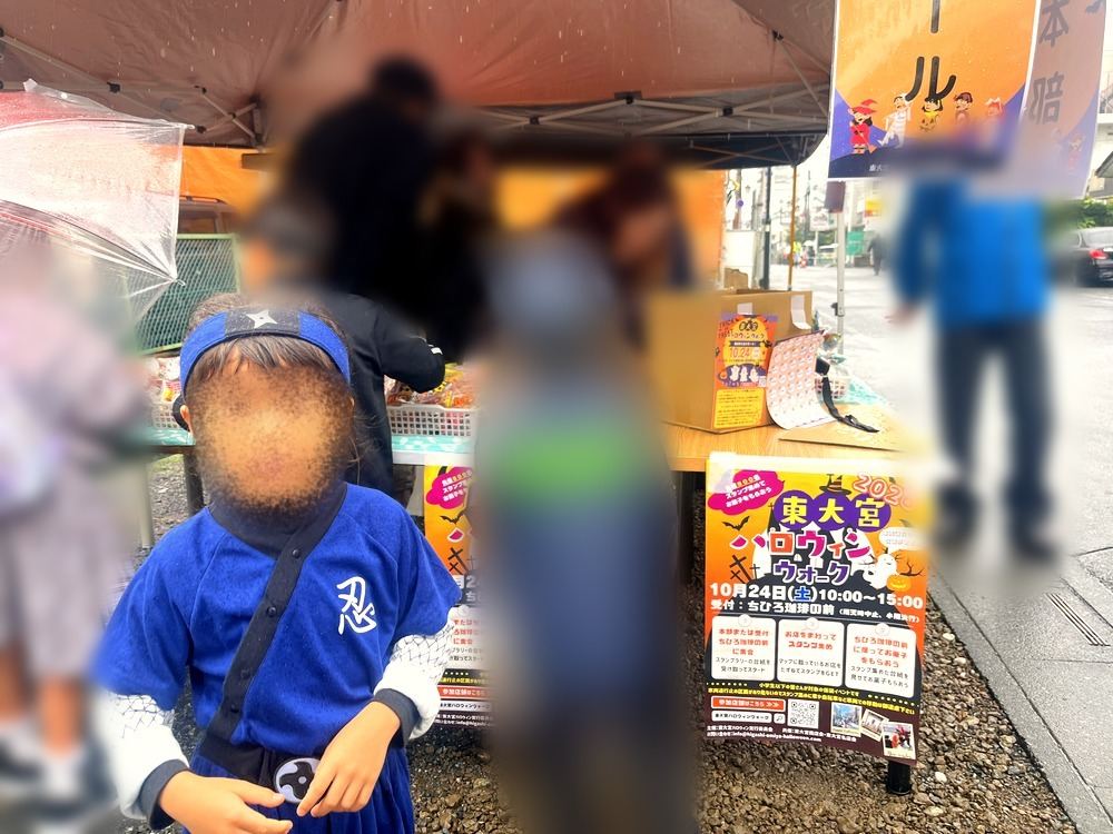 本部のテントでお菓子と交換するところ。ニンジャとポリスの仮装の子ども