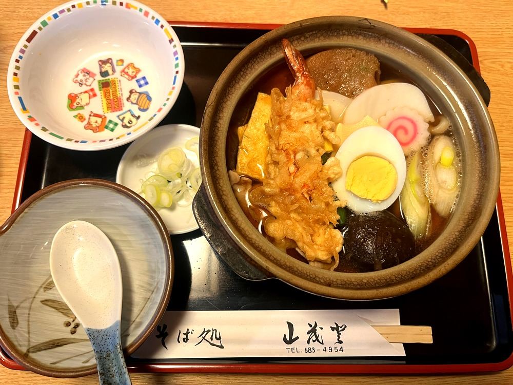 そば処山茂登の鍋焼きうどん。えび天、卵、かまぼこ、しいたけ入り
