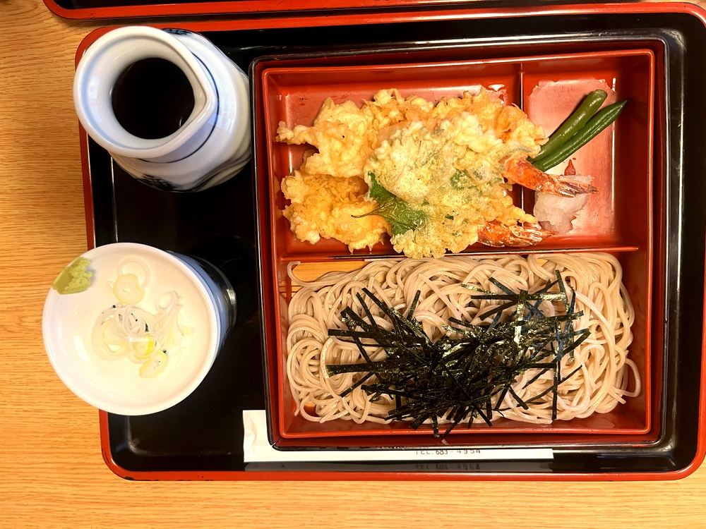 そば処山茂登の天ざるそば。かき揚げとえび天つき