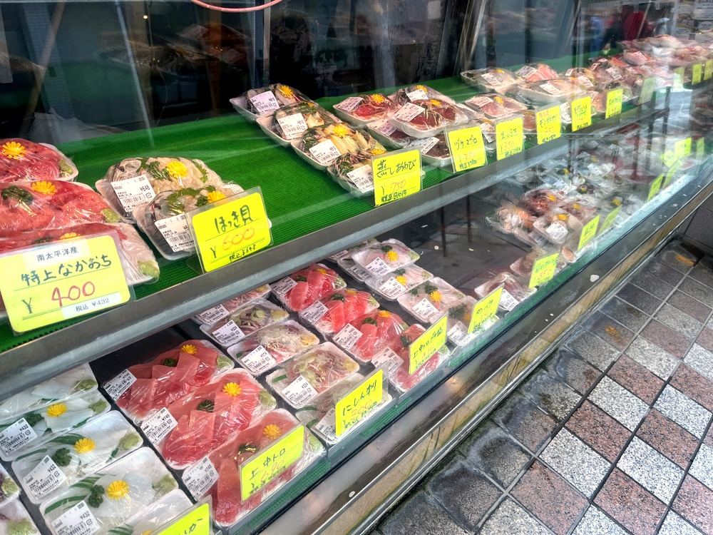 魚屋さんの店頭のショーケースに並ぶお刺身