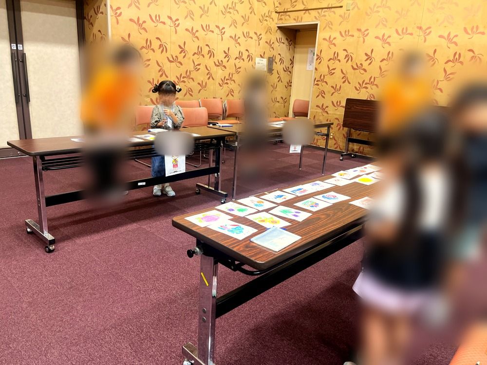 テーブルごとに分かれて、おみせやさんの準備をする子どもたち(ぼかし)