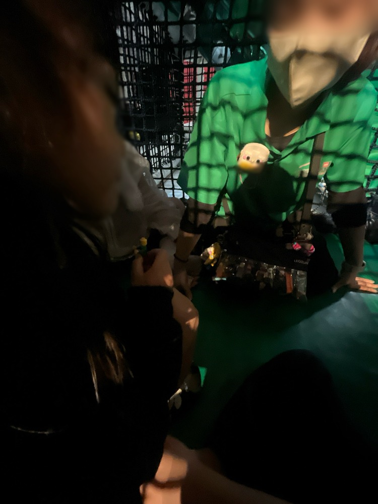 ミニフィグ交換をしてくれたスタッフさんの腰にあるクリアのバッグ