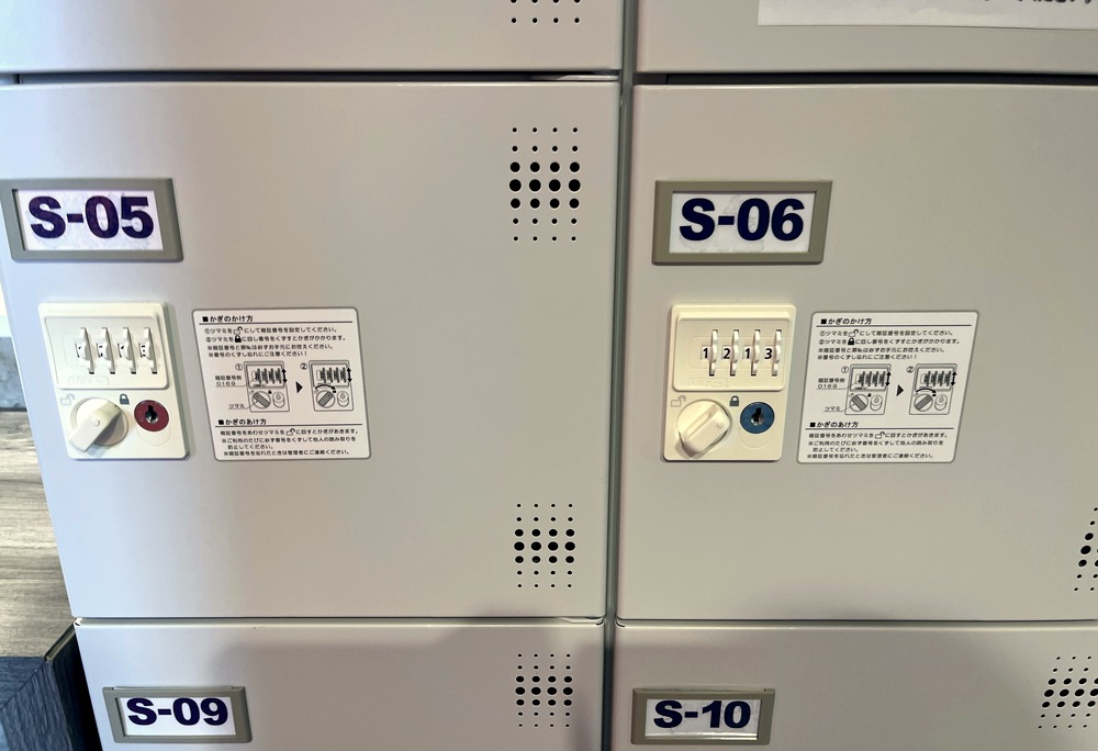 荷物と靴を入れられる無料のダイヤル式ロッカー