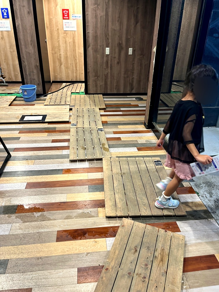 台風の影響で濡れたトイレの床に敷かれたすのこ