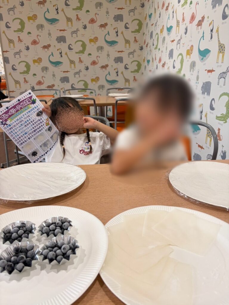 ブルーベリーアイス大福作りの会場に着いた子どもたち。机に皮とブルーベリーが用意されている