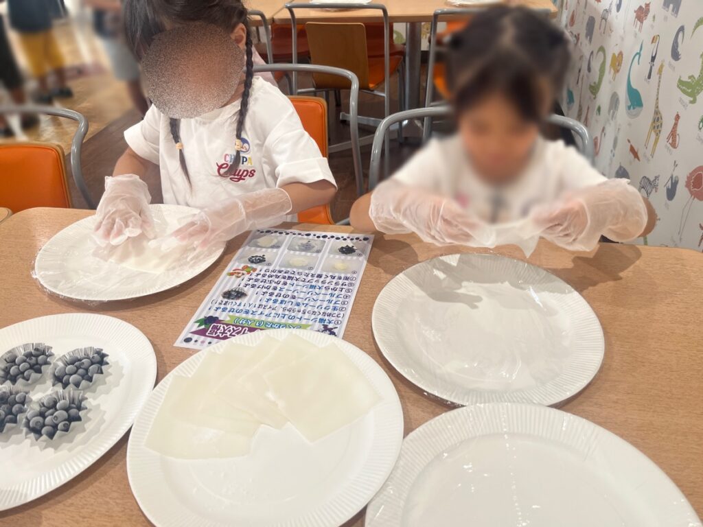 手袋をしてブルーベリーアイス大福作りを始める子どもたち