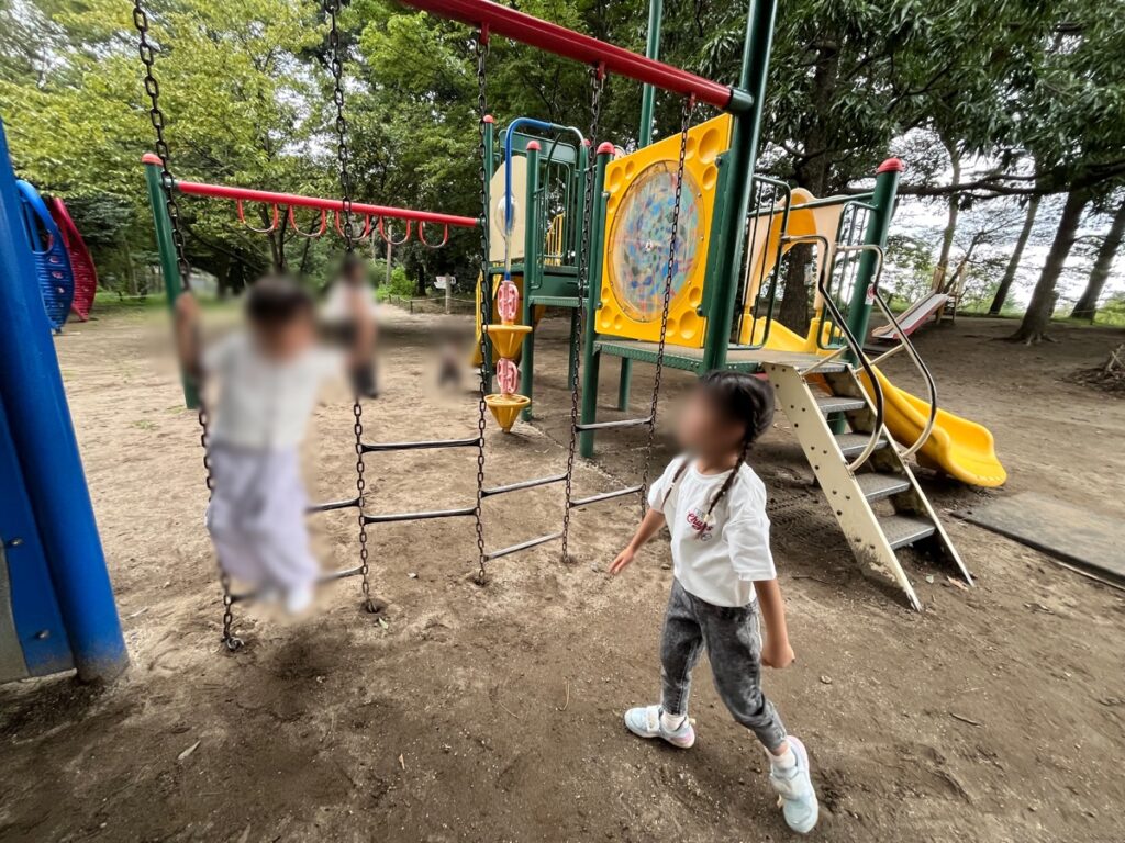 むさしの村の無料公園エリアの遊具で遊ぶ子どもたち