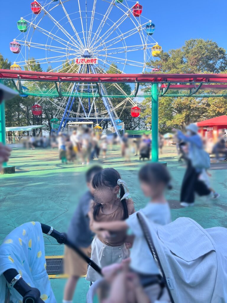 シルバーウィークのむさしの村。観覧車の前の広場に人が集まっている様子