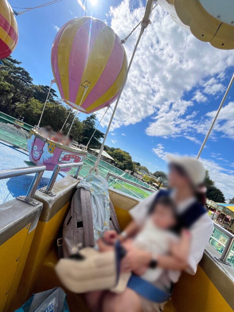 子どもたちだけで乗ったスカイバルーンを母たちが見上げた様子と晴れた空