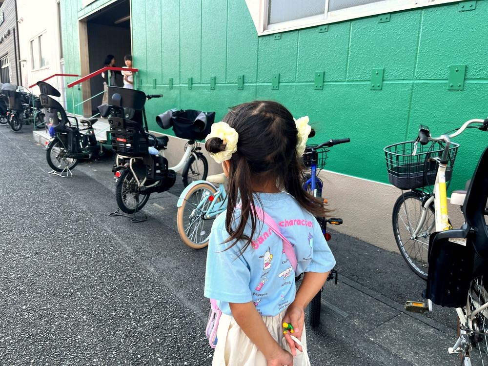 ニンジャパーク武蔵浦和店へ向かう5歳の子どもの後ろ姿
