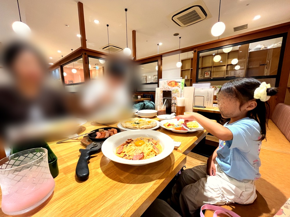 ポポラマーマ武蔵浦和店でパスタやピザを食べる様子