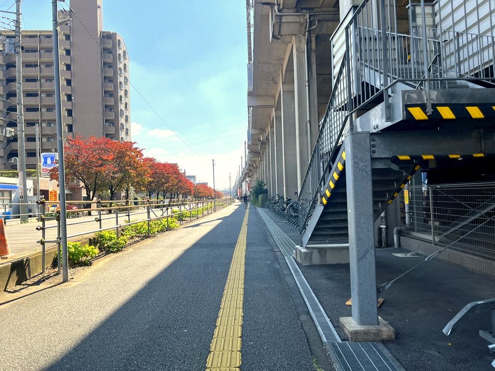 武蔵浦和駅からニンジャパークへ続く、高架沿いの一直線の歩道