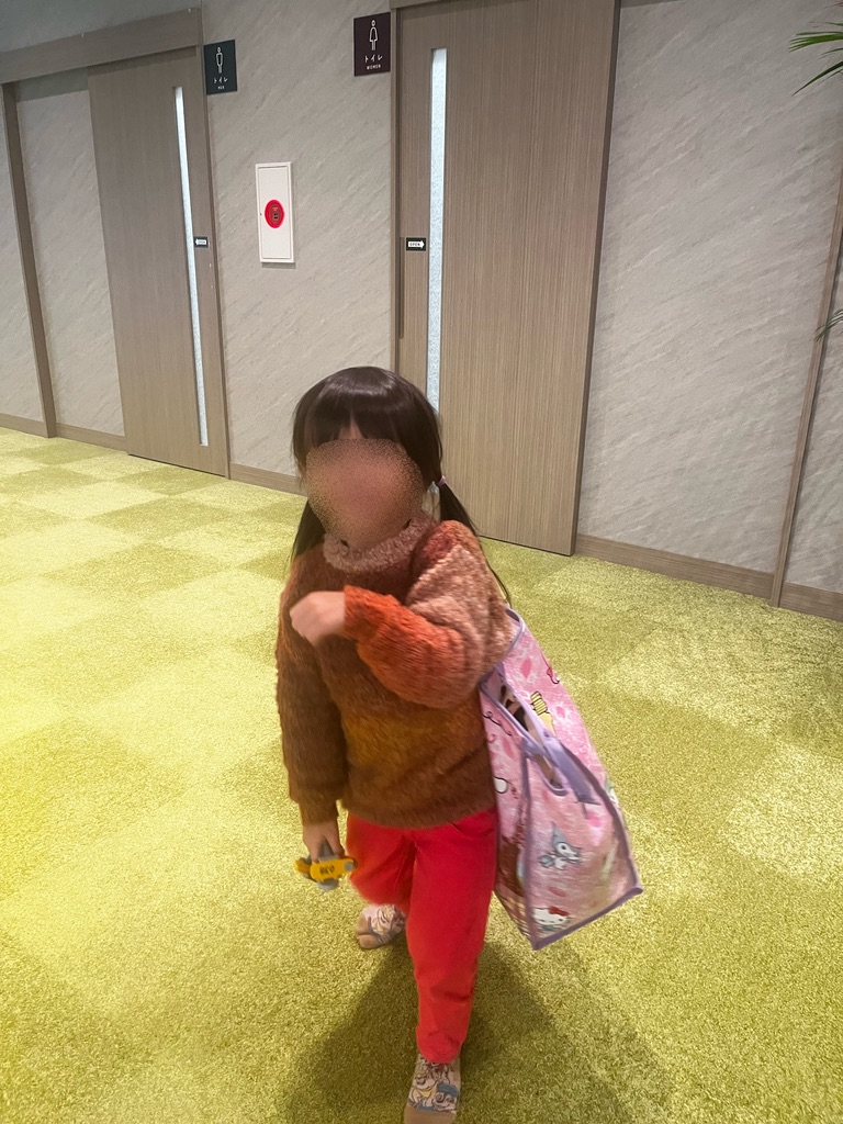 YUBUNE SAUNA PARK（はにゅうの湯）の館内を歩く子ども