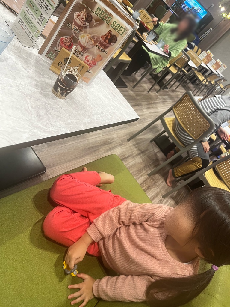 はにゅうの湯のお食事処で料理を待つ子ども